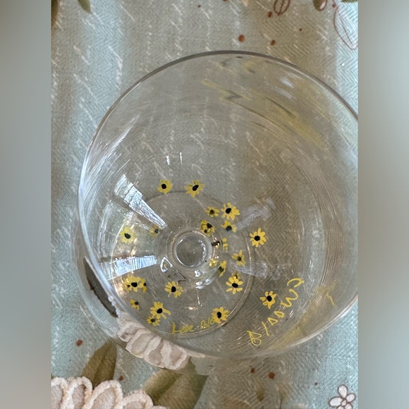 Hand painted Wine Glasses NWT “Love Blooms “ set of two with yellow daisys - Picture 11 of 14
